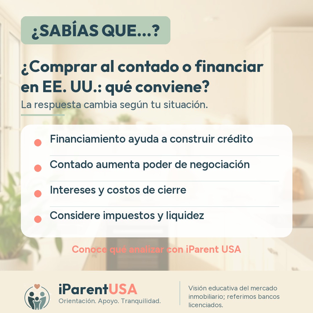 Casa residencial estadounidense con letrero de venta en el jardín