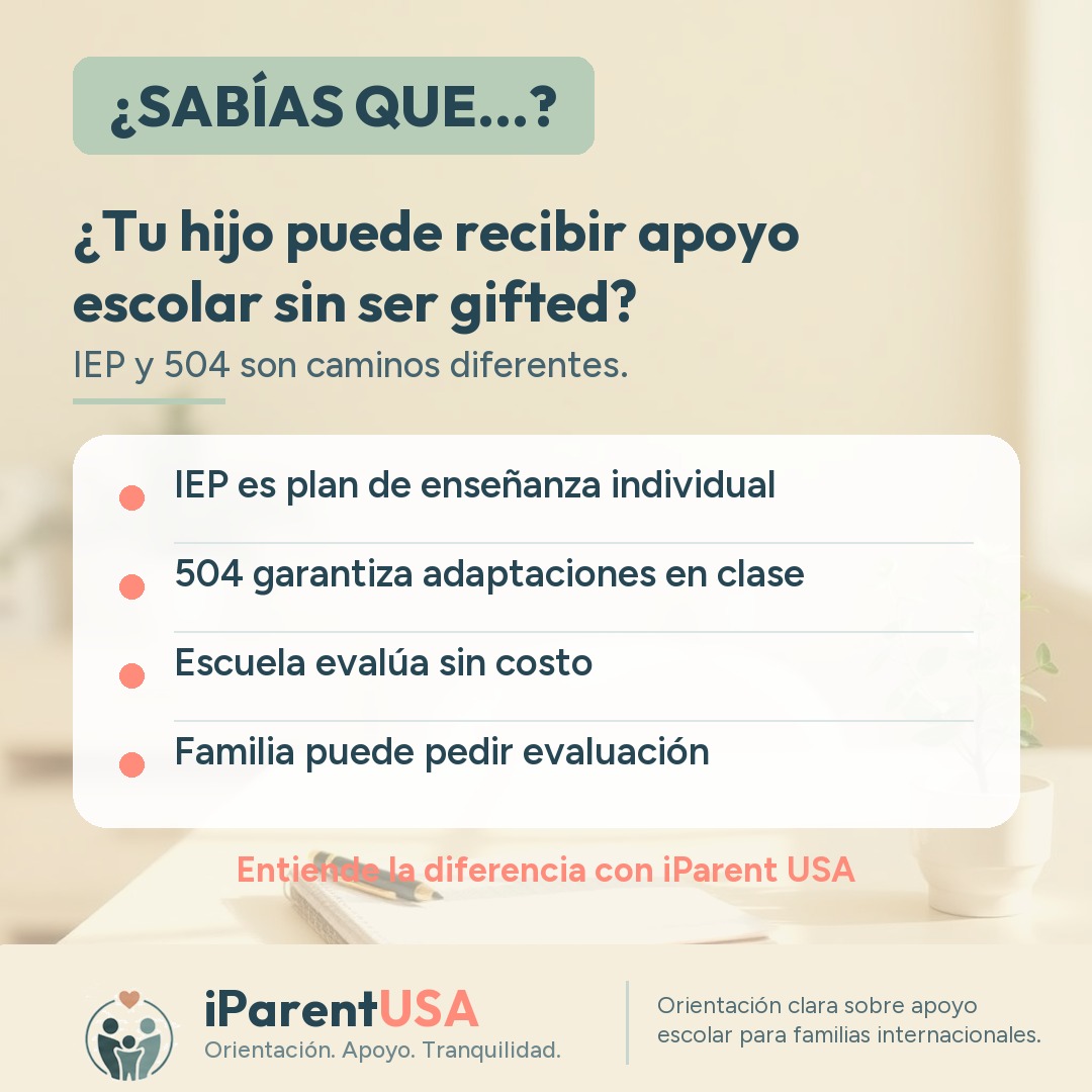 Maestra conversando con un estudiante en un aula de apoyo escolar