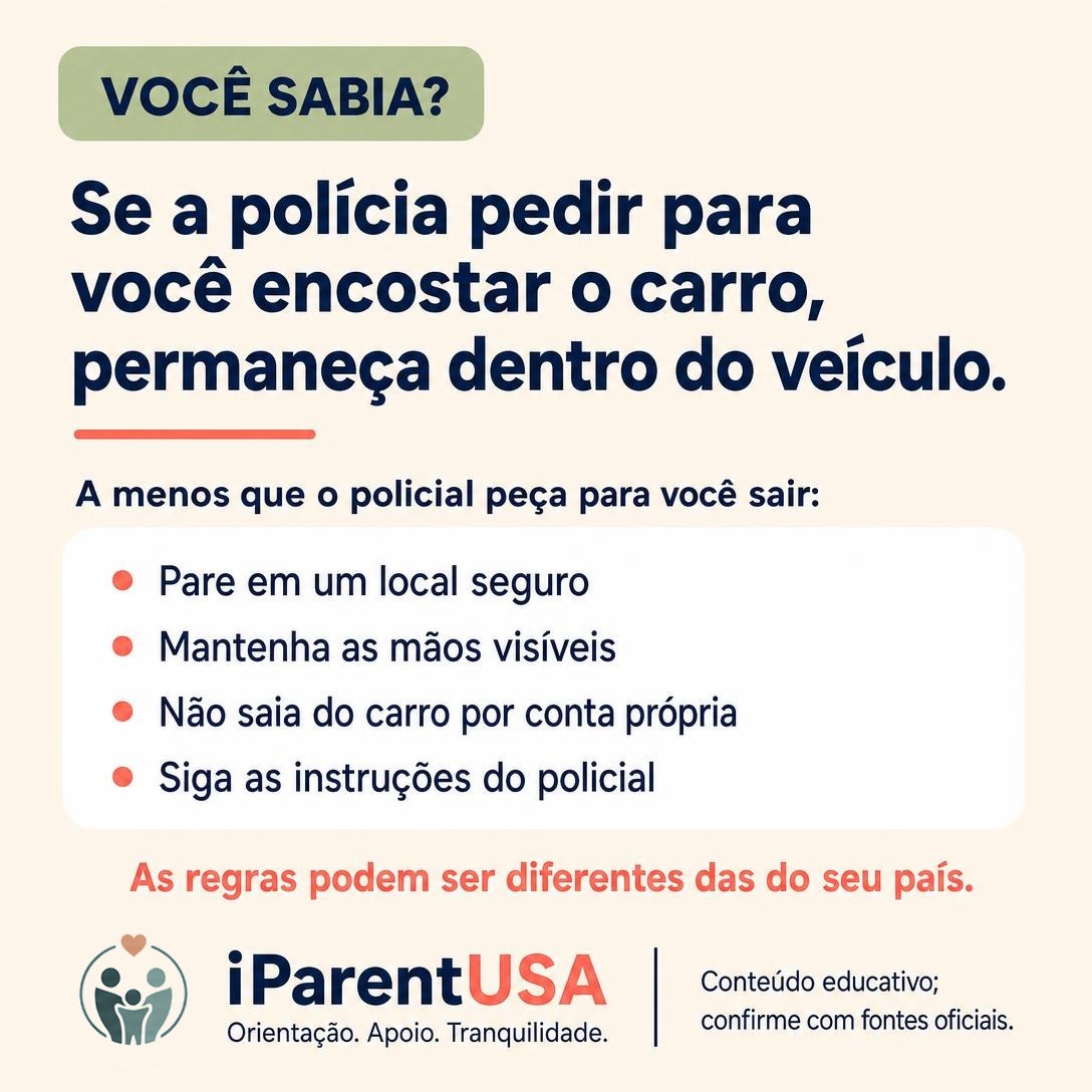 Carro parado no acostamento com luzes de um viatura policial ao fundo