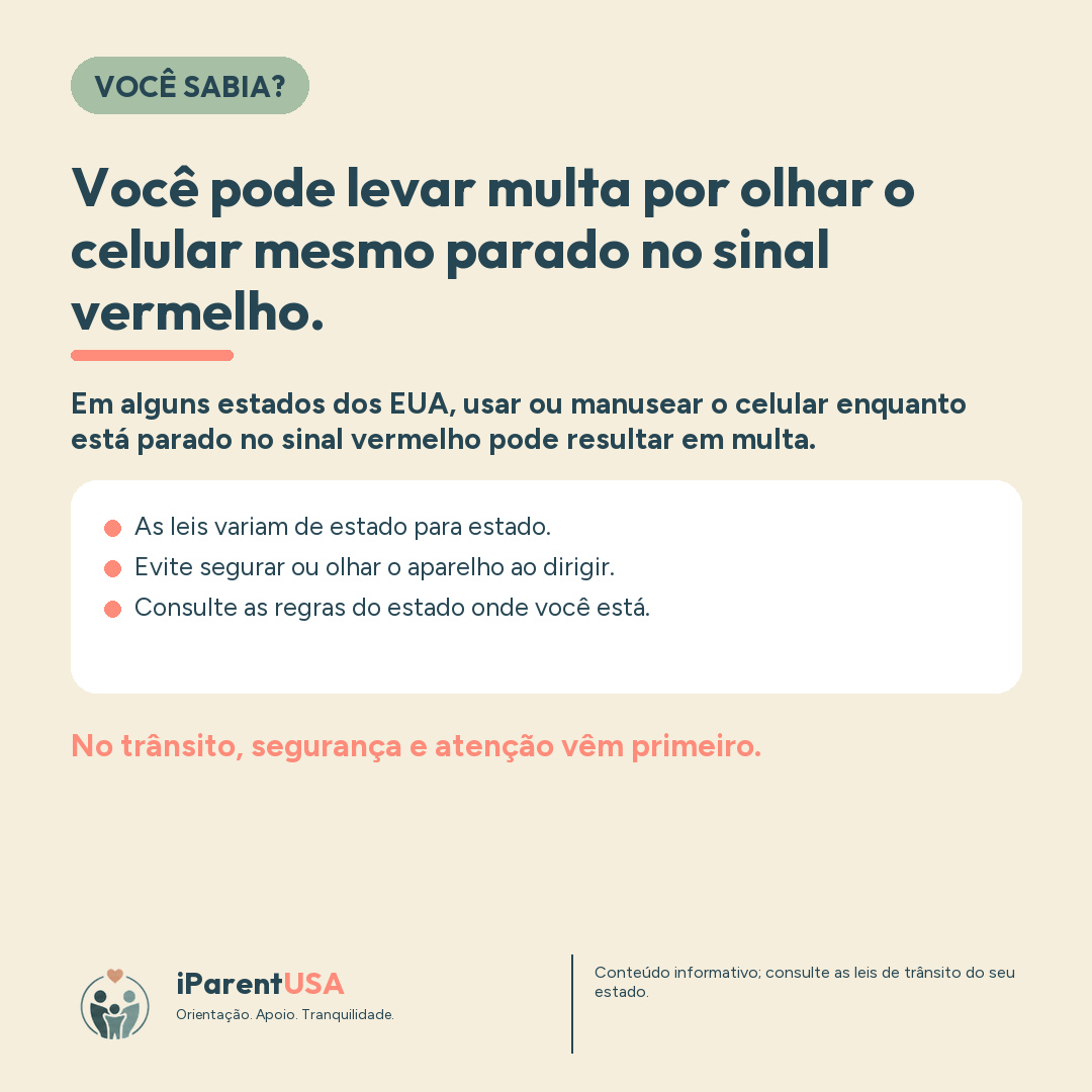 Motorista com o celular na mão parado em um sinal vermelho